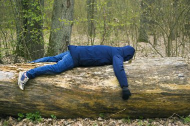 adam büyük bir düşmüş ağaca sarıldı 