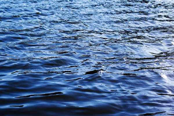 Ветреное озеро, маленькие голубые волны на реке, фон — стоковое фото