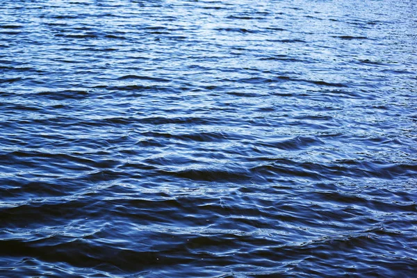 Ветреное озеро, маленькие голубые волны на реке, фон — стоковое фото