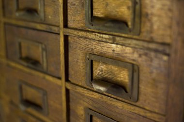 Mektupları saklamak için küçük çekmeceleri olan eski ahşap gardırop, antika antika, el yapımı mini gardırop. 