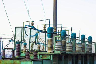güçlü bir güç istasyonu demiryolu, elektrik transformatörleri, elektrik iletim hatları elektrik sağlar