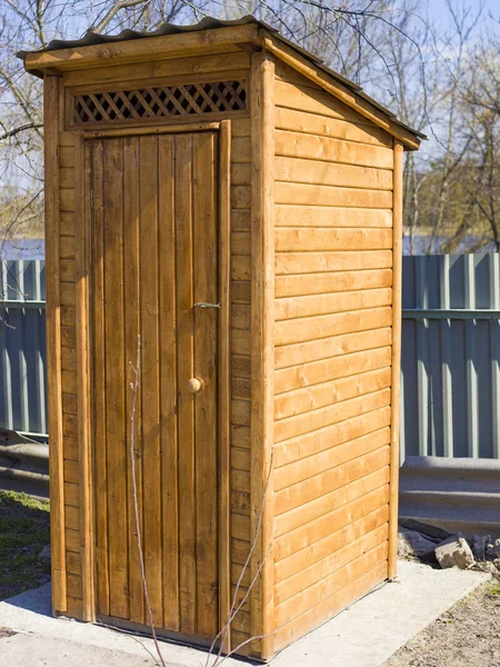 Banheiro de madeira ao ar livre Fotografia De Stock