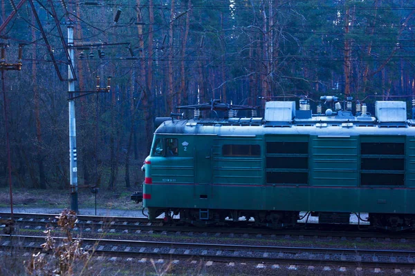 Kiev. Ukrajna 03.16.2019 vasúti tehervonat mentén vezetés — Stock Fotó