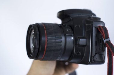 Beyaz bir arka plan üzerinde fotoğrafçının elinde kamera. stüdyoda eski bir Slr kamera ateş 