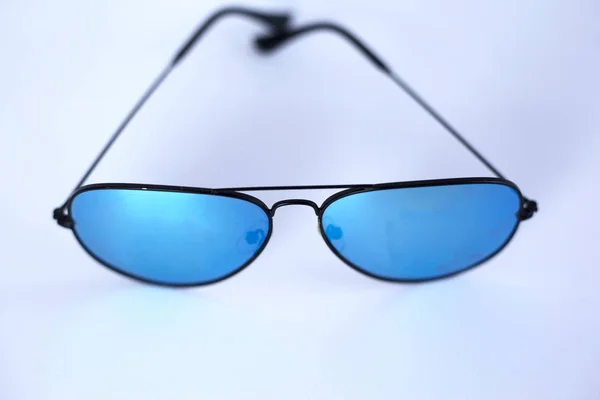 Beyaz arka planda anti-yansıtıcı kaplama ve Uv koruması ile mavi aynalı güneş gözlüğü. — Stok fotoğraf