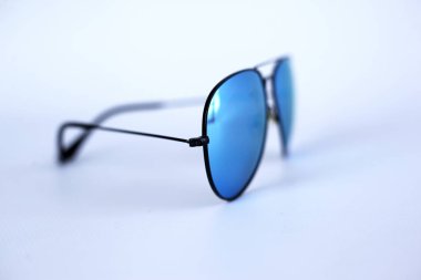 Beyaz arka planda anti-yansıtıcı kaplama ve Uv koruması ile mavi aynalı güneş gözlüğü. 