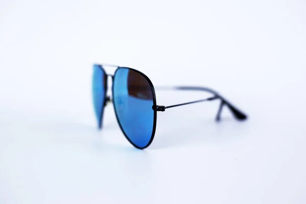 Gafas de sol espejadas azules con revestimiento antirreflectante y protección UV sobre fondo blanco . —  Fotos de Stock