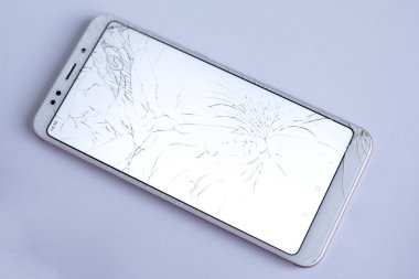 kırık telefon ekranı, kırık ve ezilmiş cep telefonu sensörü. beyaz arka planda