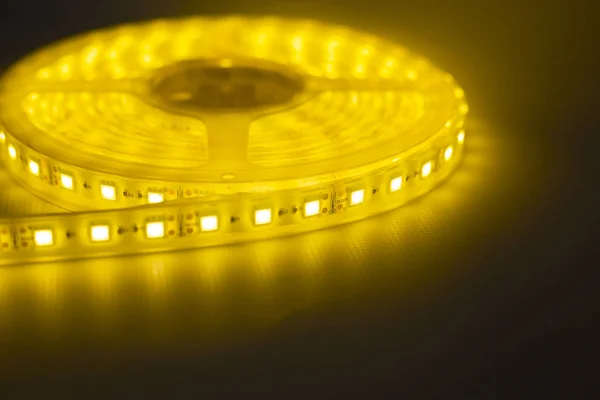 LED λωρίδα ζεστό φως. φωτισμός για το σπίτι και τα γραφεία. τεχνητό απαλό φως — Φωτογραφία Αρχείου