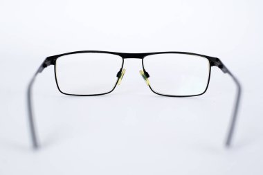 görme engelliler için gözlük, kötü görüşlü.beyaz arka plan üzerinde siyah çerçeve asforik astigmatik lensler ile gözlük.