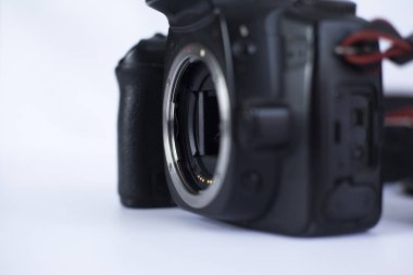 Kiev Ukrayna 04.20.2019 lenssiz eski Slr kamera, beyaz arka plan da klanşör yakın çekim