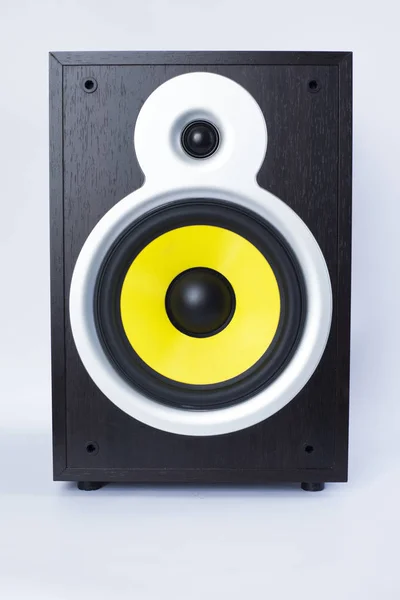 Gran subwoofer con altavoz amarillo sobre fondo blanco, música alta —  Fotos de Stock