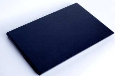 Beyaz arkaplanda siyah dizüstü bilgisayar