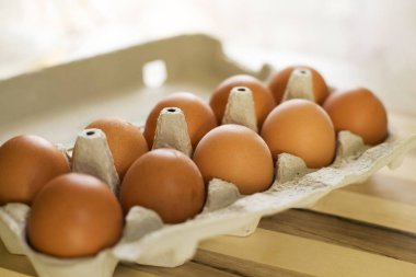 Tepside tavuk yumurtası