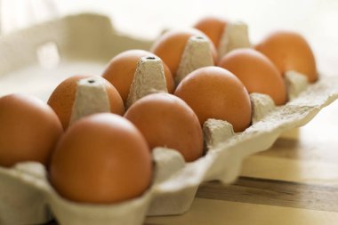 Tepside tavuk yumurtası