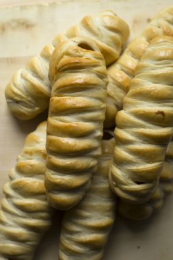 hamur ev yapımı sosis pişirme, sosis ile çörekler