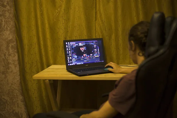 Kiev, Ucrânia 05.12.2019: menina jogando poker online para laptop Editorial ilustrativo — Fotografia de Stock