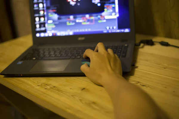 Kijów, Ukraina 05.12.2019: dziewczyna gra online Poker dla laptopa ilustracyjny Redakcja — Zdjęcie stockowe