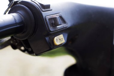 direksiyon simidi üzerinde scooter korna düğmesi