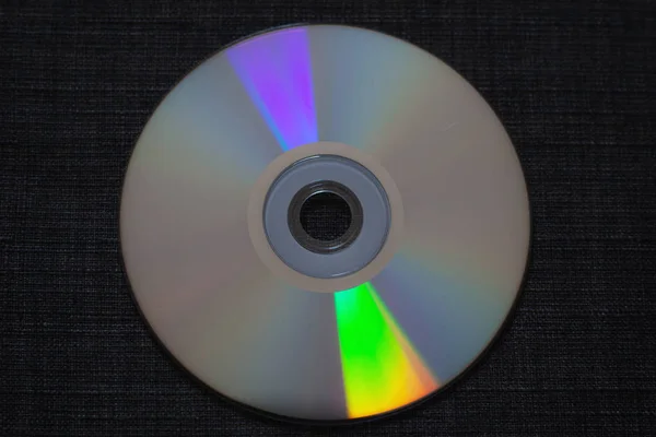 Jednotka CD pracující přes disk CD-ROM na tmavém pozadí — Stock fotografie