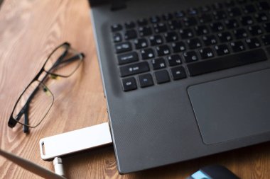 dizüstü bilgisayarda kırık wifi, kötü bir freelancer wifi sinyali artırılmış
