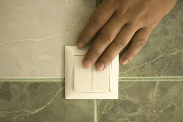 Apaga la luz en el baño con un interruptor de pared — Foto de Stock