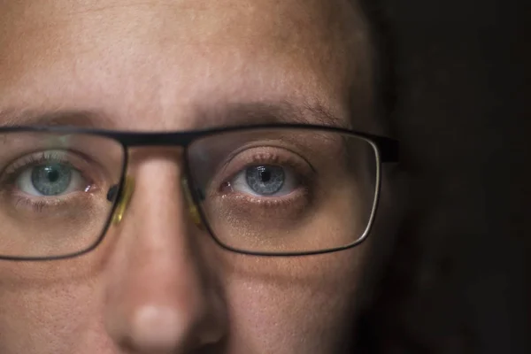 Gadis dalam kacamata transparan melihat ke kamera — Stok Foto
