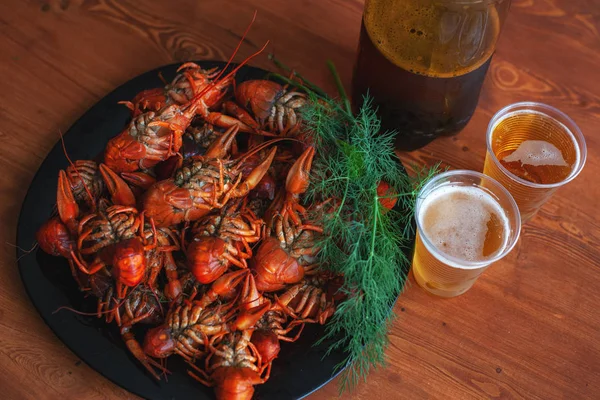 Écrevisses bouillies de rivière, cuites et servies sur une table pour la bière — Photo