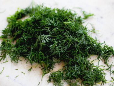 hafif bir arka plan üzerinde dilimlenmiş taze dereotu