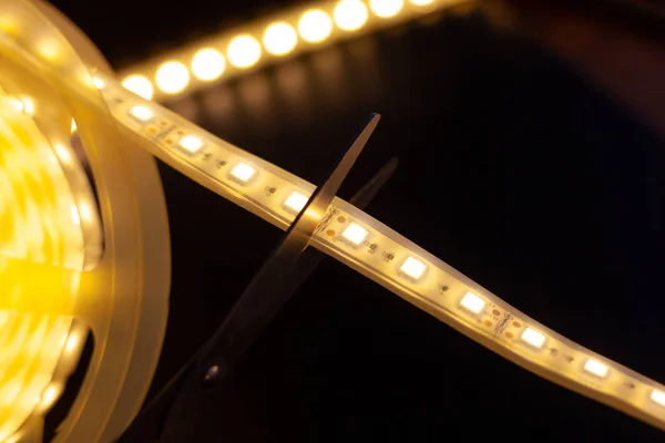 LED şeridinin fazlalık parçalarını kesmek — Stok fotoğraf