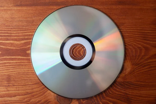 CD disco compacto em um fundo de madeira luz vista superior — Fotografia de Stock