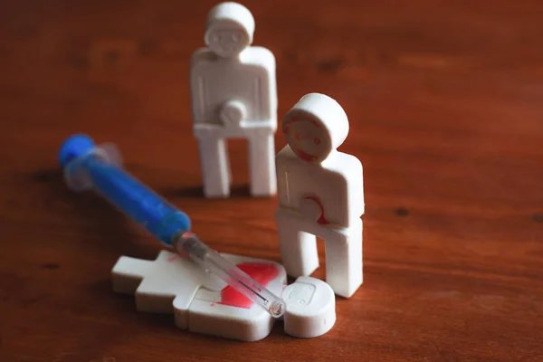 Illustration de la toxicomanie chez les personnes, les personnes en plastique avec une seringue — Photo