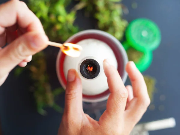 Şişe ile sigara tıbbi marihuana, kibrit çöpü ışıkları bong — Stok fotoğraf