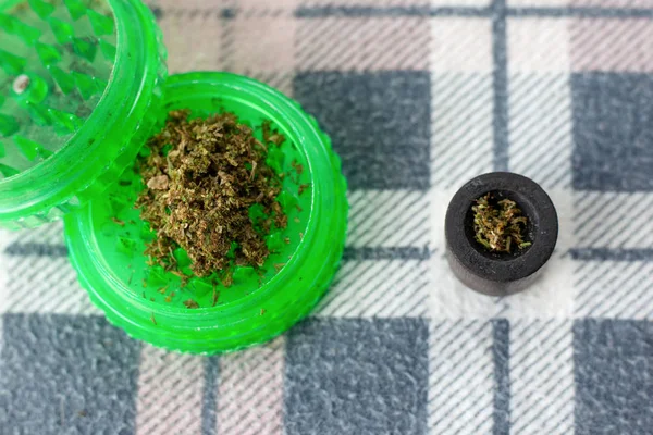 Zelená bruska pro mletí marihuany, čerstvé řezané konopí — Stock fotografie