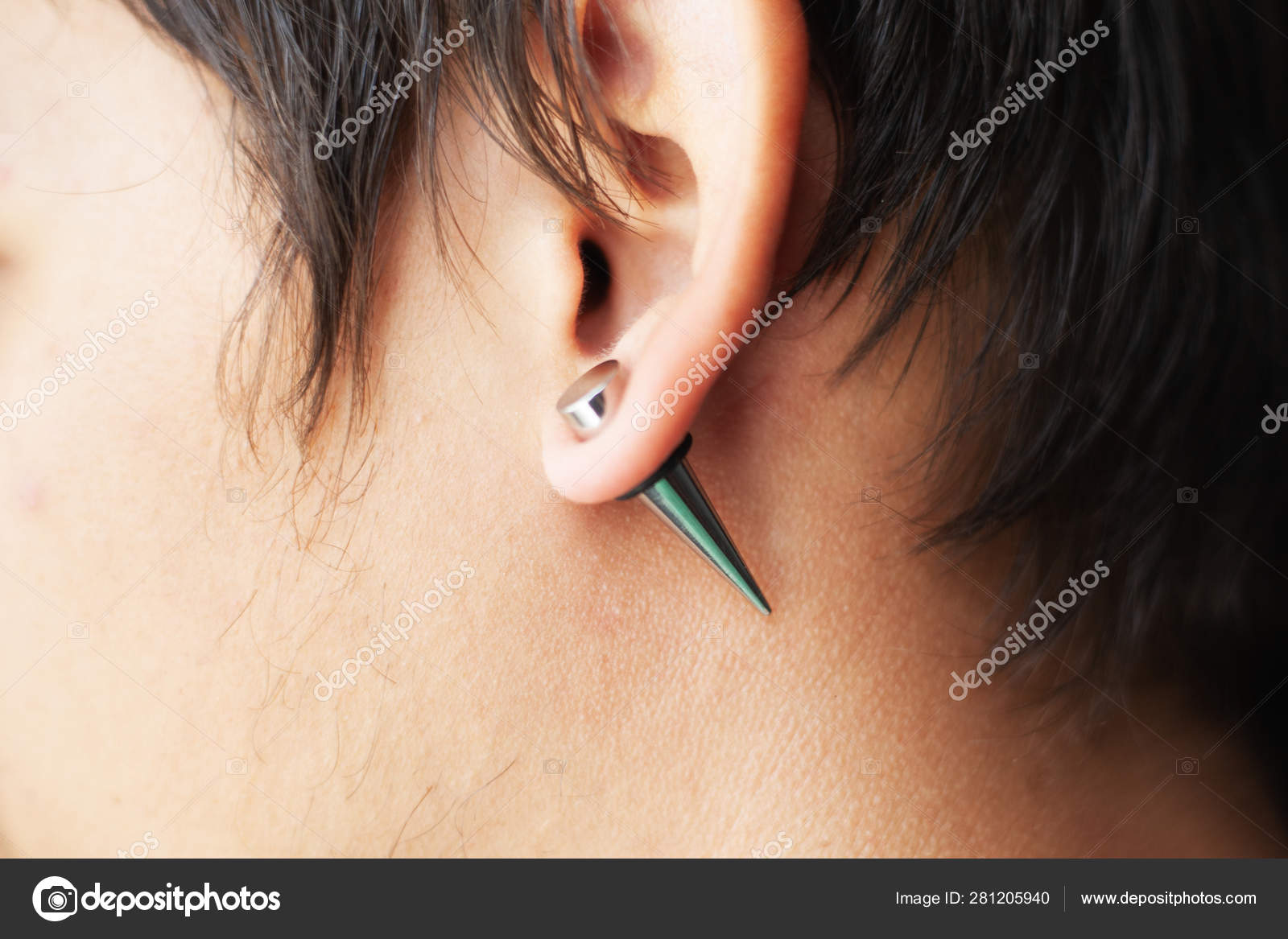 Orejas de estiramiento para túneles de mayor diámetro, perforador inserta  la mano el piercing en la oreja: fotografía de stock © fukume #281205940