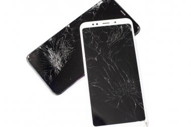 beyaz arka plan üzerinde beyaz ve siyah iki kırık telefonlar. dokunmatik ekranın kırık dokunmatik cam izole