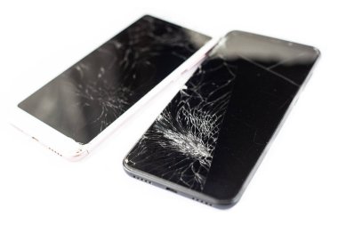beyaz arka plan üzerinde beyaz ve siyah iki kırık telefonlar. dokunmatik ekranın kırık dokunmatik cam izole