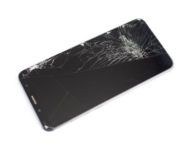kırık bir sensör ve ekran ile siyah telefon, beyaz arka plan isloate üzerinde kırık dokunmatik cam