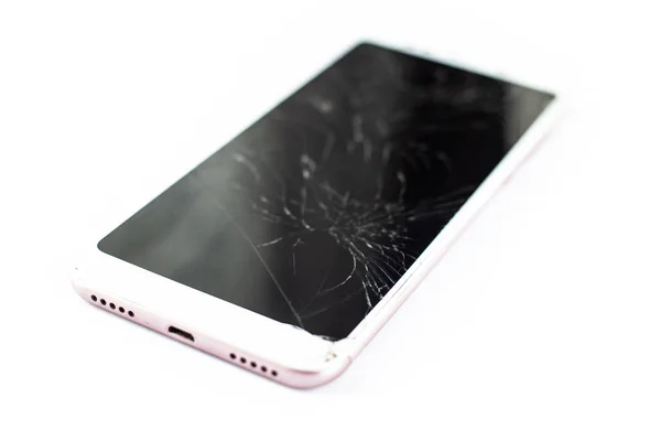 Белый телефон со сломанным датчиком и экраном, треснувшее сенсорное стекло на белом фоне изолировать — стоковое фото