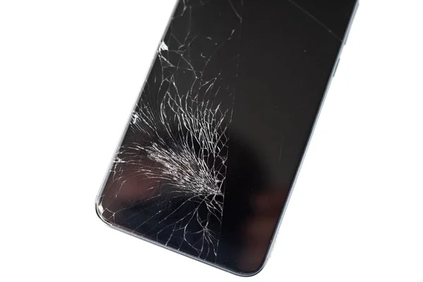 Черный телефон со сломанным датчиком и экраном, треснувшее сенсорное стекло на белом фоне — стоковое фото