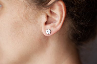 kulakta bir piercing ile kız, kulak tünelleri yakın çekim yaşam tarzı