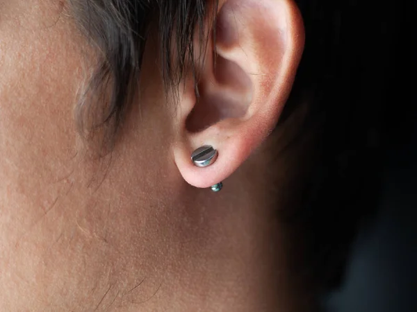 Piercing w uchu, tunele w uszach młodego człowieka stylu życia — Zdjęcie stockowe