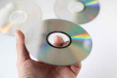 film ve müzik ile cd kompakt disk, beyaz arka plan üzerinde elinde dvd disk