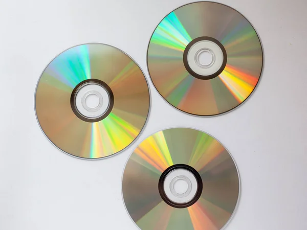 3 verspreide cd compact disk met muziek op een witte achtergrond — Stockfoto