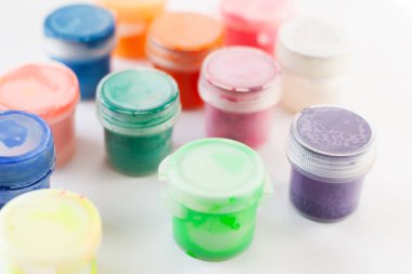 beyaz arka plan üzerinde parlak guaj boyalar, boyaların çok renkli tüpler