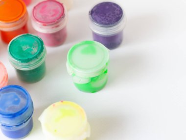 beyaz arka plan üzerinde parlak guaj boyalar, boyaların çok renkli tüpler