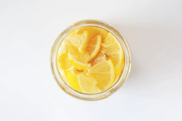 Limão fresco em xarope de açúcar em uma vista superior de jarra — Fotografia de Stock