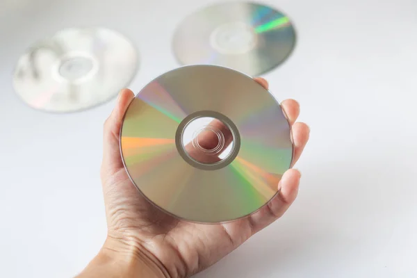 CD compact disc in de hand op witte achtergrond — Stockfoto