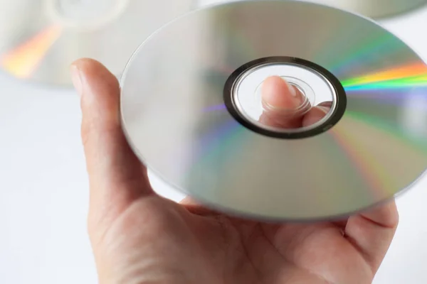Cd compact disc in mano su sfondo bianco — Foto Stock