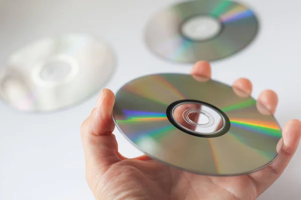CD compact disc in de hand op witte achtergrond — Stockfoto
